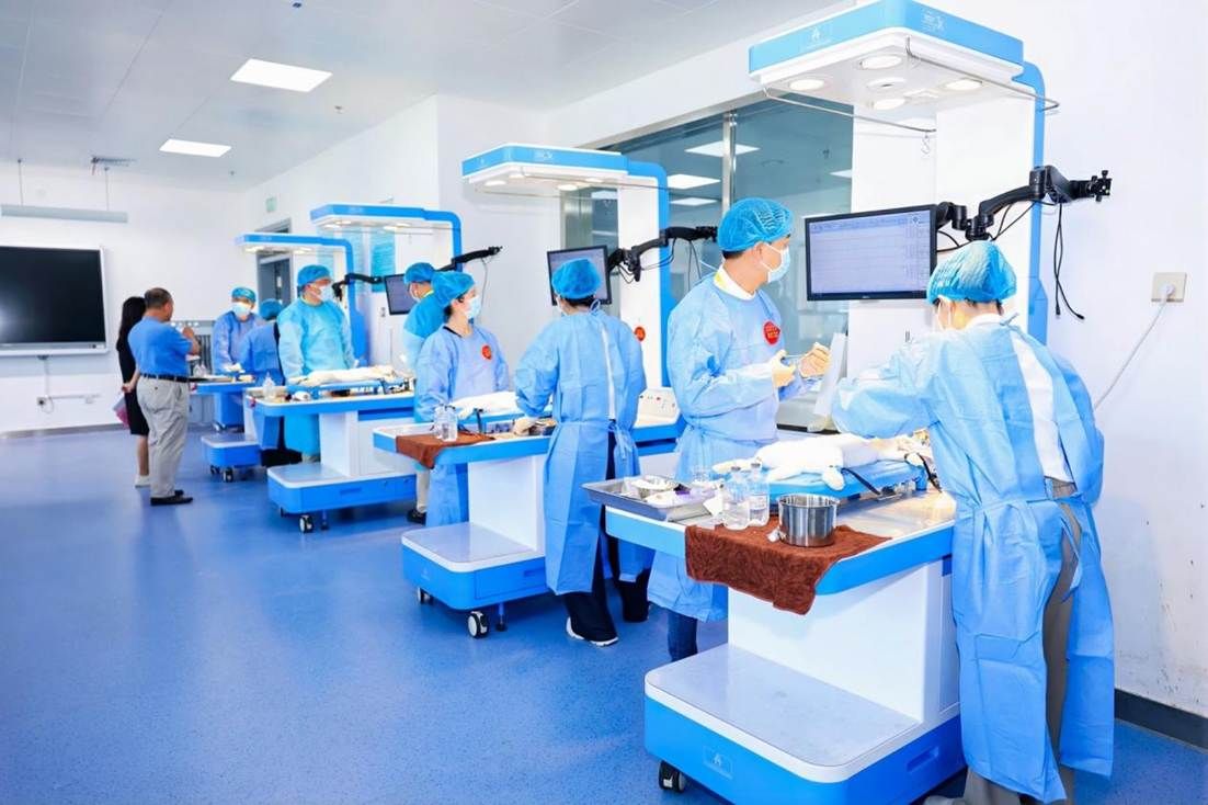 图片包含 室内, 桌子, 病房, 房间 描述已自动生成