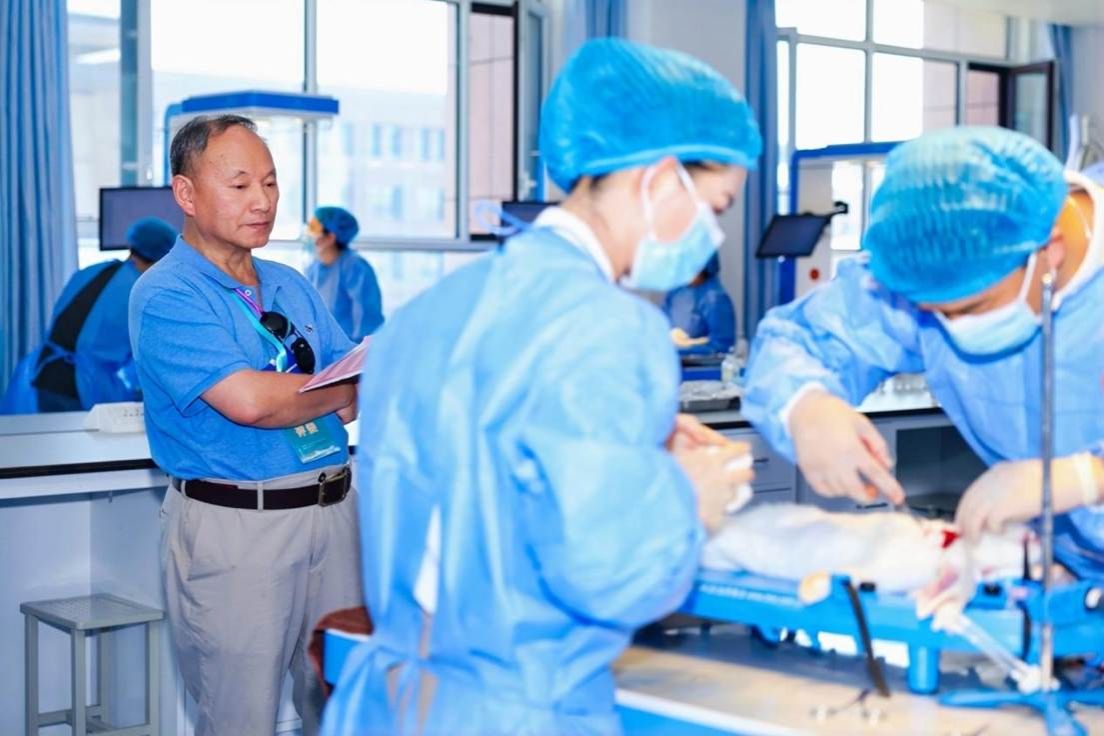 几个人在厨房里 中度可信度描述已自动生成